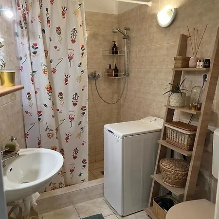 Spacious Near Heroes' Sqr In Classical Building * 부다페스트